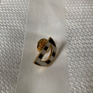 Henri Bendel “D” pin
